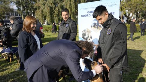 Según Milei, esta decisión también busca revertir el desprestigio y abandono que sufrieron las fuerzas de seguridad en gestiones anteriores. Según Milei, esta decisión también busca revertir el desprestigio y abandono que sufrieron las fuerzas de seguridad en gestiones anteriores.