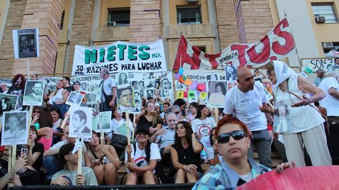 Día de la Memoria: Nietes toma la posta de la tercera generación al frente de la marcha en Mendoza. Día de la Memoria: Nietes toma la posta de la tercera generación al frente de la marcha en Mendoza.