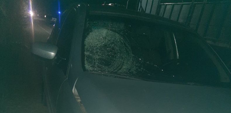 Así quedó el vehículo que impactó a una moto.