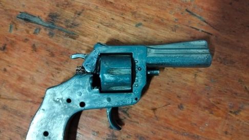 Revólver secuestrado tras una persecución policial en Guaymallén. Revólver secuestrado tras una persecución policial en Guaymallén.