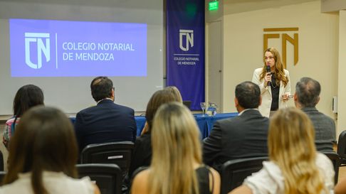 Leticia Krannichfeldt, Notaria y Abogada especialista en Derecho de los Recursos Naturales fue una de las disertantes. Leticia Krannichfeldt, Notaria y Abogada especialista en Derecho de los Recursos Naturales fue una de las disertantes.