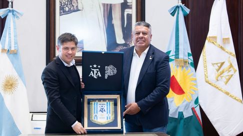 Chiqui Tapia saludó a Axel Kicillof por las elecciones en Buenos Aires. Chiqui Tapia saludó a Axel Kicillof por las elecciones en Buenos Aires.