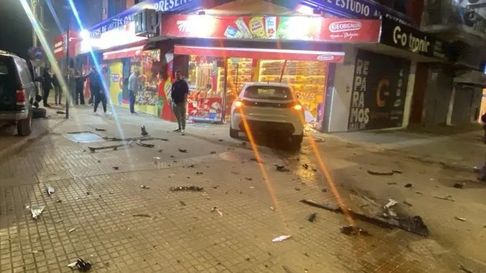 Un auto se incrustó contra el frente de un comercio de calle 12 Un auto se incrustó contra el frente de un comercio de calle 12