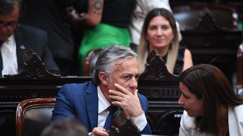 Alfredo Cornejo y Mariana Juri en el Congreso. Ayer se frustró un plenari de comisiones por la energía nuclear. Alfredo Cornejo y Mariana Juri en el Congreso. Ayer se frustró un plenari de comisiones por la energía nuclear.