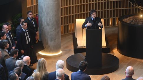 Javier Milei criticó al Congreso por “romper el equilibrio fiscal” y pidió inversiones privadas en Argentina. Javier Milei criticó al Congreso por “romper el equilibrio fiscal” y pidió inversiones privadas en Argentina.