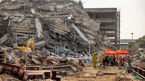 El terremoto causó la muerte de más de 1.000 personas. El terremoto causó la muerte de más de 1.000 personas.