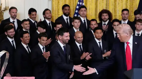 Los ex Estudiantes, Facundo Mura y Javier Mascherano, presentes junto a Lionel Messi en el acto de Donald Trump Los ex Estudiantes, Facundo Mura y Javier Mascherano, presentes junto a Lionel Messi en el acto de Donald Trump