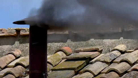 El cónclave no acordó y salió humo negro por segunda vez en el Vaticano. El cónclave no acordó y salió humo negro por segunda vez en el Vaticano.