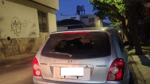 El auto que fue blanco de los delincuentes en Godoy Cruz. El auto que fue blanco de los delincuentes en Godoy Cruz.