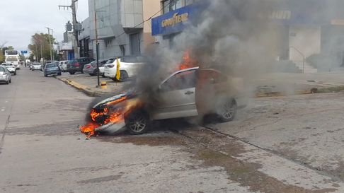Un auto se prendió fuego en Tolosa este mediodía. Un auto se prendió fuego en Tolosa este mediodía.
