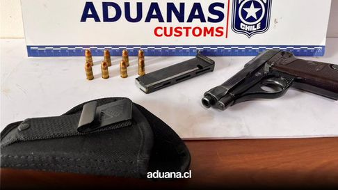 Al policía le prohibieron abandonar el país. Al policía le prohibieron abandonar el país.