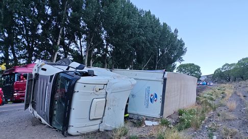 fotos: un camion volco en la ruta 7 y el chofer debio ser rescatado tras quedar atrapado en la cabina fotos: un camion volco en la ruta 7 y el chofer debio ser rescatado tras quedar atrapado en la cabina
