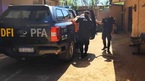 La PFA extraditó desde Brasil a un prófugo acusado de apuñalar al novio de su ex. La PFA extraditó desde Brasil a un prófugo acusado de apuñalar al novio de su ex.