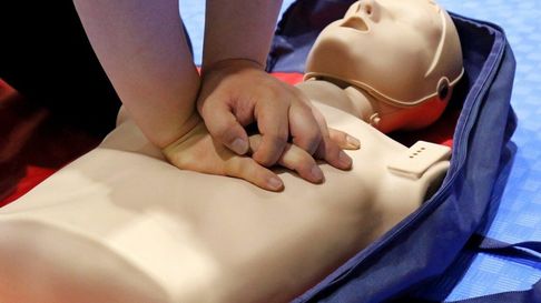 La capacitación sobre RCP está abierta al público general sin necesidad de contar con conocimientos previos. La capacitación sobre RCP está abierta al público general sin necesidad de contar con conocimientos previos.