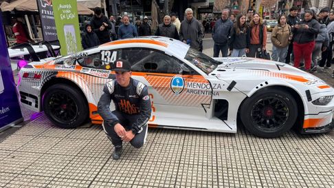 Matías Jalaf posa junto al Mustang de Turismo Carretera. Matías Jalaf posa junto al Mustang de Turismo Carretera.