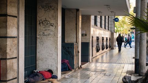 El INDEC confirmó que la pobreza bajó al 31,6% en 2025, aunque aún afecta a 15 millones de argentinos; en Mendoza, golpea al 33,8% de la población. El INDEC confirmó que la pobreza bajó al 31,6% en 2025, aunque aún afecta a 15 millones de argentinos; en Mendoza, golpea al 33,8% de la población.