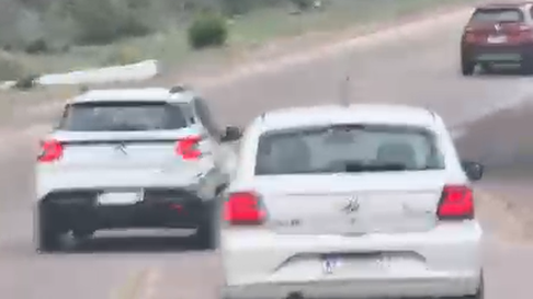 Un conductor realizó varias maniobras peligrosas en el camino de la Ruta 82. Gentileza Un conductor realizó varias maniobras peligrosas en el camino de la Ruta 82. Gentileza