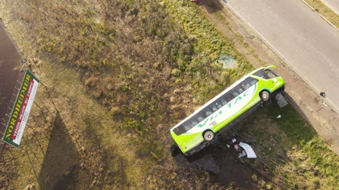 Imagen impactante. Así quedó el micro con destino a La Plata Imagen impactante. Así quedó el micro con destino a La Plata