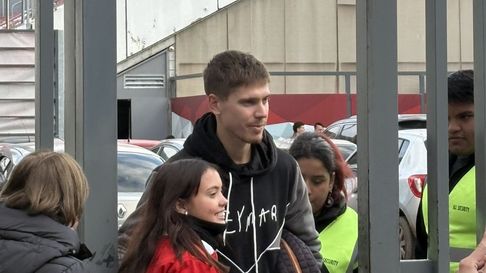El campeón del mundo, Juan Foyth, viendo a la Reserva de Estudiantes en 1 y 57 El campeón del mundo, Juan Foyth, viendo a la Reserva de Estudiantes en 1 y 57