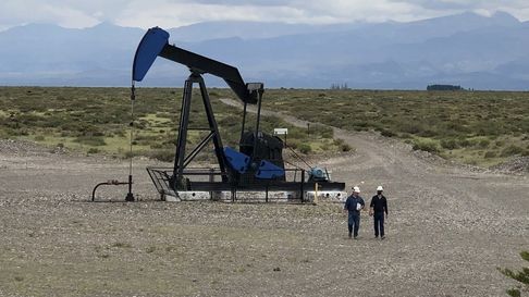 Mendoza atraviesa una encrucijada entre el repliegue de YPF a Vaca Muerta y la resignación de regalías como condición para que las empresas trabajen áreas maduras. Mendoza atraviesa una encrucijada entre el repliegue de YPF a Vaca Muerta y la resignación de regalías como condición para que las empresas trabajen áreas maduras.