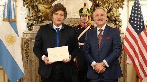 Javier Milei junto al embajador de Estados Unidos, Peter Lamelas. Javier Milei junto al embajador de Estados Unidos, Peter Lamelas.