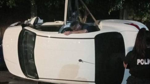 Impactante vuelco de un UBER dejó 3 heridos en Barrio El Mondongo de La Plata Impactante vuelco de un UBER dejó 3 heridos en Barrio El Mondongo de La Plata