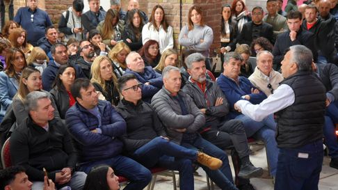 El gobernador Alfredo Cornejo junto a los intendentes radicales en el último Congreso Partidario que avaló las candidaturas que compitieron el 26 de octubre. El gobernador Alfredo Cornejo junto a los intendentes radicales en el último Congreso Partidario que avaló las candidaturas que compitieron el 26 de octubre.