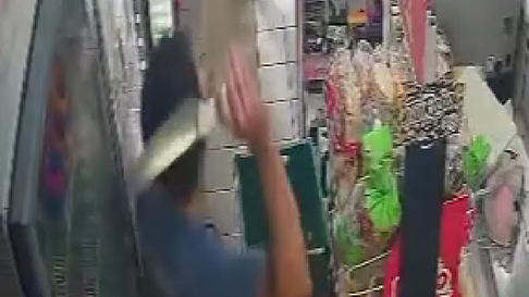 Máxima tensión durante un robo en La Plata: comerciente echó a motochorro Máxima tensión durante un robo en La Plata: comerciente echó a motochorro