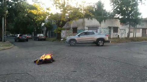 Vecinos de La Plata cortaron las calles por falta de luz Vecinos de La Plata cortaron las calles por falta de luz