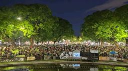 La desvelada por el agua en la plaza Independencia. La desvelada por el agua en la plaza Independencia.