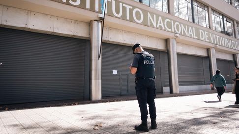 La Justicia federal de Mendoza frenó los pases a disponibilidad en el Instituto Nacional de Vitivinicultura y ordenó al Gobierno suspender cesantías y traslados. La Justicia federal de Mendoza frenó los pases a disponibilidad en el Instituto Nacional de Vitivinicultura y ordenó al Gobierno suspender cesantías y traslados.