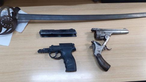 Tras operativos policiales lograron recuperar el sable orbado en el Campo Histórico El Plumerillo. Además se secuestraron armas. Tras operativos policiales lograron recuperar el sable orbado en el Campo Histórico El Plumerillo. Además se secuestraron armas.