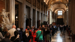 Fieles de todo el mundo visitan el humilde sepulcro del Papa Francisco en la Basílica de Santa María la Mayor