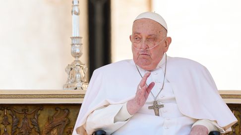 el papa francisco reaparecio por sorpresa ante los fieles en la plaza san pedro el papa francisco reaparecio por sorpresa ante los fieles en la plaza san pedro