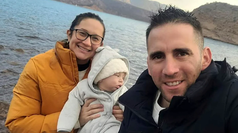 El gendarme Nahuel Gallo junto a su esposa María Alexandra y su hijo, Victor. El gendarme Nahuel Gallo junto a su esposa María Alexandra y su hijo, Victor.