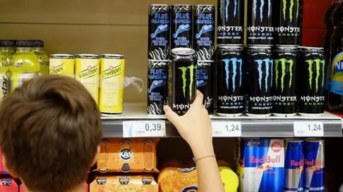 Las bebidas energizantes son muy populares entre los adolescentes y jóvenes porque no tienen restricción de venta. Las bebidas energizantes son muy populares entre los adolescentes y jóvenes porque no tienen restricción de venta.