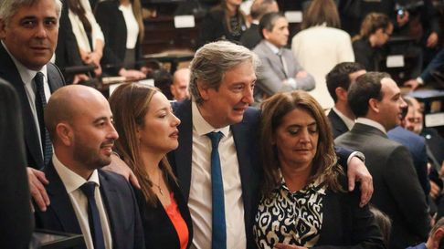 Emir Félix se abraza con Adriana Cano y Gabriela Lizana, dirigentes del PJ que preside. Emir Félix se abraza con Adriana Cano y Gabriela Lizana, dirigentes del PJ que preside.