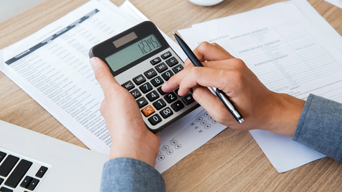 El estudio de CADAM revela que, de un total de $1.241.189 que mensualmente desembolsa un empleador por cada empleado, tan solo $457.312 llegan finalmente al trabajador. El estudio de CADAM revela que, de un total de $1.241.189 que mensualmente desembolsa un empleador por cada empleado, tan solo $457.312 llegan finalmente al trabajador.