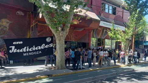Judiciales de Mendoza rechazaron el aumento salarial y continúan en estado de alerta. Judiciales de Mendoza rechazaron el aumento salarial y continúan en estado de alerta.