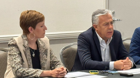 Alfredo Cornejo junto a Jimena Latorre en Houston, Texas, uno de los viajes en busca de inversiones, con San Jorge en la mira. Alfredo Cornejo junto a Jimena Latorre en Houston, Texas, uno de los viajes en busca de inversiones, con San Jorge en la mira.