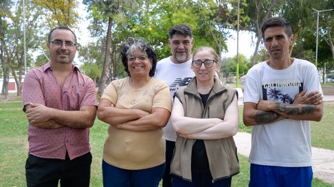 Los vecinos del barrio se juntaron para mantener la plaza en condiciones. Los vecinos del barrio se juntaron para mantener la plaza en condiciones.