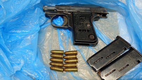 Durante el operativo policial se secuestró un arma y dos cargadores pertenecientes al hombre señalado como sospechoso. Durante el operativo policial se secuestró un arma y dos cargadores pertenecientes al hombre señalado como sospechoso.