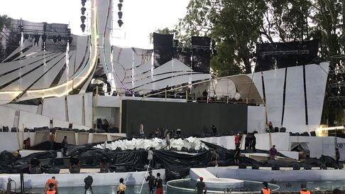 La lluvia y el viento impactaron en el escenario principal. La lluvia y el viento impactaron en el escenario principal.