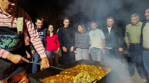 Referentes radicales en torno a la gigantesca paella que degustaron este viernes por la noche. Referentes radicales en torno a la gigantesca paella que degustaron este viernes por la noche.