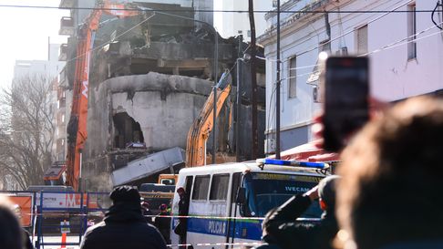 la demolicion del edificio incendiado podria durar semanas la demolicion del edificio incendiado podria durar semanas