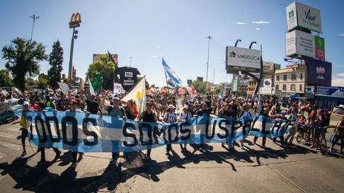El caravanazo contra San Jorge desplegó sus banderas en la Ciudad. El caravanazo contra San Jorge desplegó sus banderas en la Ciudad.
