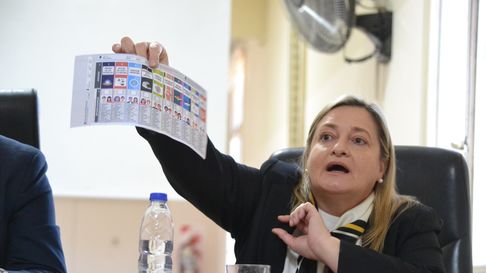 La jueza federal con competencia electoral, Susana Pravata, muestra la boleta única papel que ya quedó aprobada. La jueza federal con competencia electoral, Susana Pravata, muestra la boleta única papel que ya quedó aprobada.