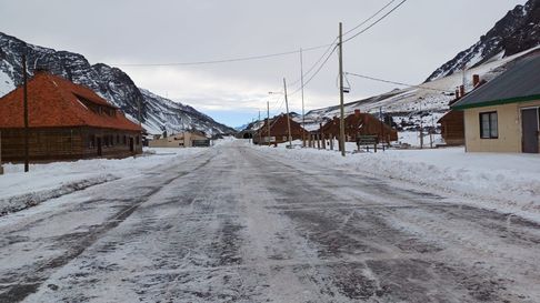 El Paso Internacional Cristo Redentor sigue intransitable hasta el túnel, aunque Vialidad habilitó la Ruta 7 con precaución hasta Las Cuevas. El Paso Internacional Cristo Redentor sigue intransitable hasta el túnel, aunque Vialidad habilitó la Ruta 7 con precaución hasta Las Cuevas.