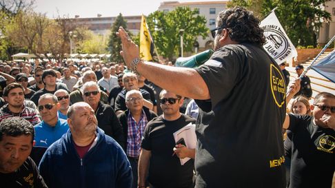 Los taxistas de Mendoza salieron a las calles en protesta por las apps que les comen el mercado. Los taxistas de Mendoza salieron a las calles en protesta por las apps que les comen el mercado.