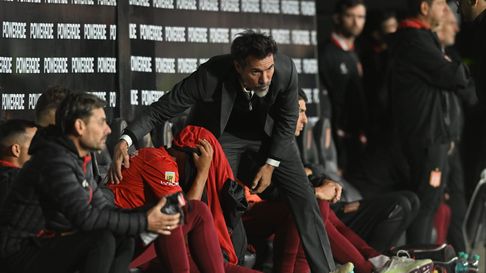 Eduardo Domínguez duro contra la dirigencia tras la derrota de Estudiantes Eduardo Domínguez duro contra la dirigencia tras la derrota de Estudiantes